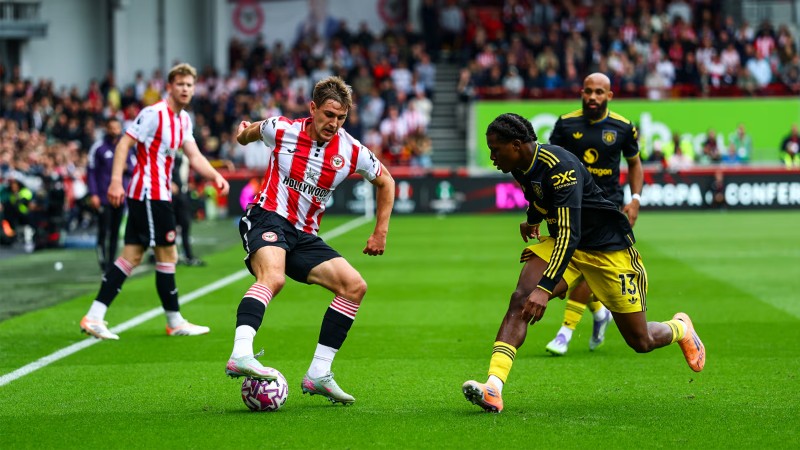 Soi Kèo Manchester United Vs Brentford 02h00 28/04 - Ngoại Hạng Anh 2 Manchester United bung sức để đánh bại Brentford